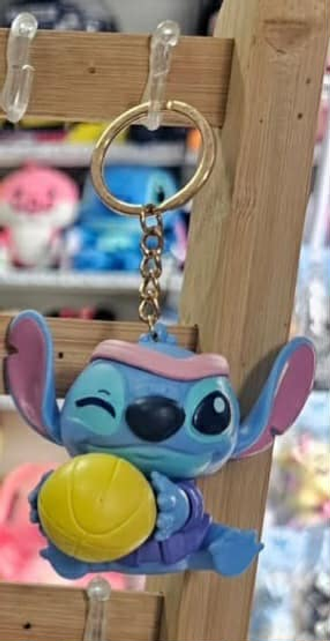 Chaveiro Stitch Esportista com Bola Amarela