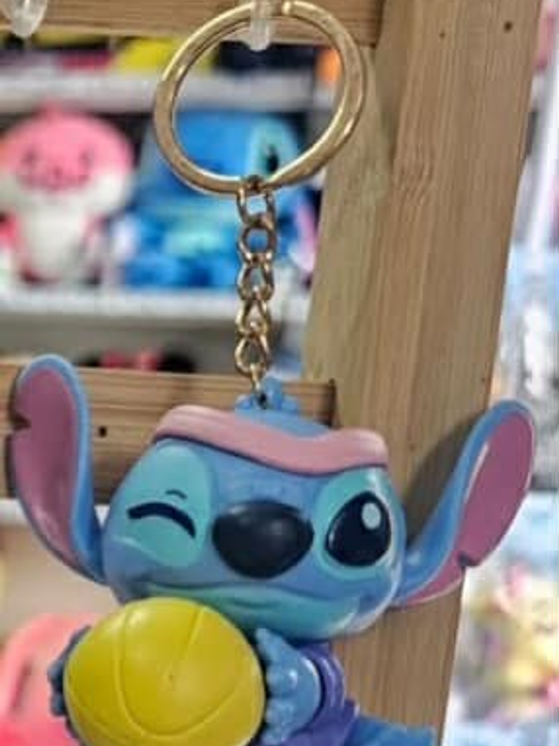 Chaveiro Stitch Esportista com Bola Amarela 1