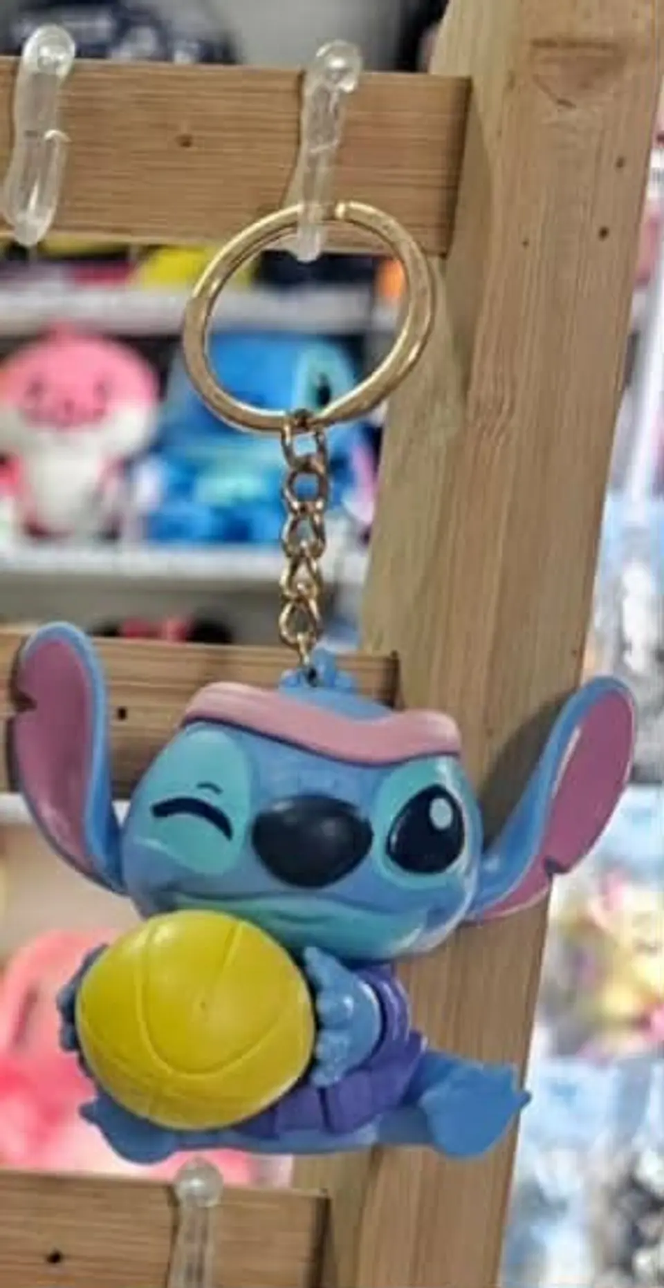 Chaveiro Stitch Esportista com Bola Amarela 1