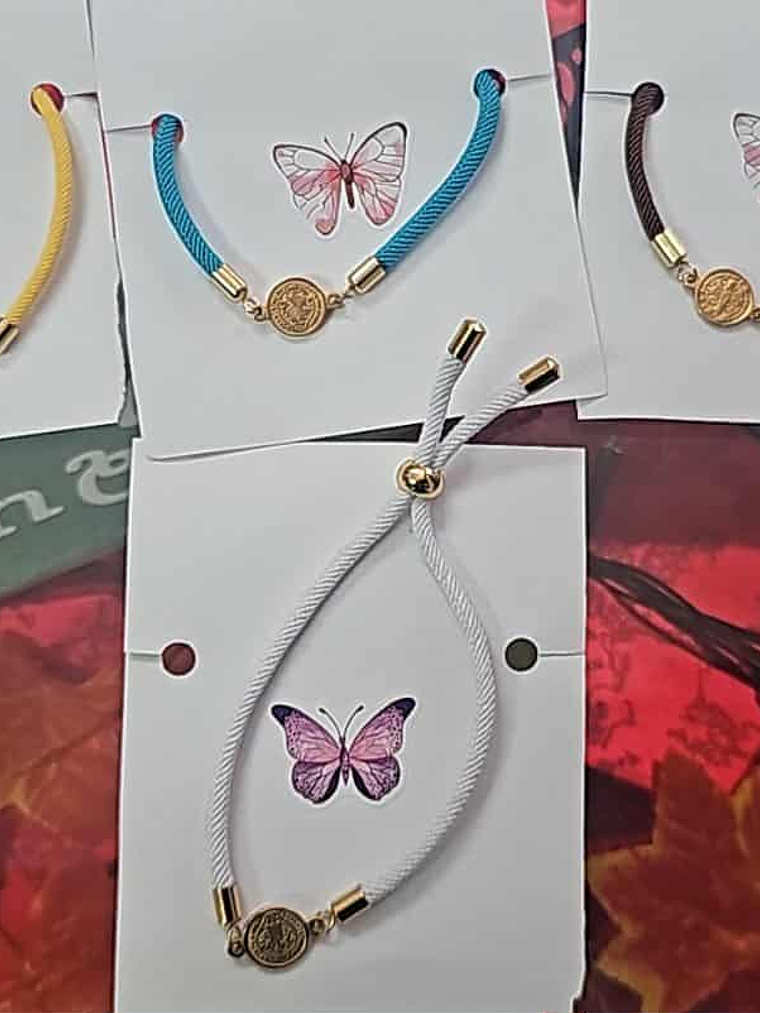 ✨ Pulseira Fio Colorido com Medalhinha Dourada ✨ 1