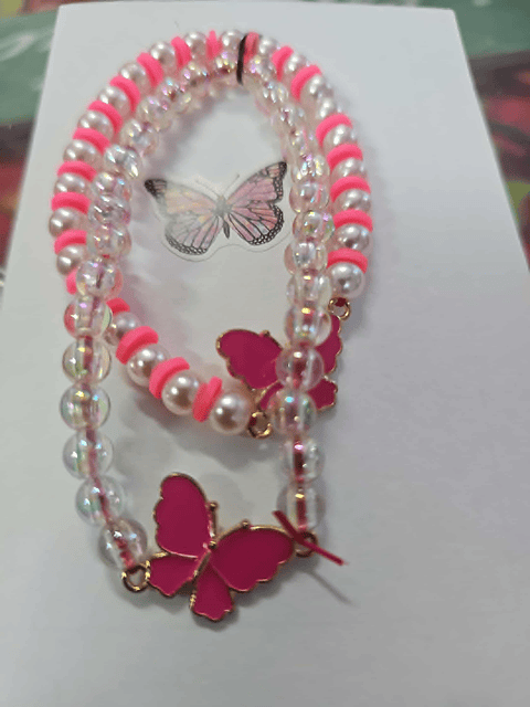 💖🦋 Pulseiras Duplas Borboleta Rosa – Amor e Alegria ✨  A Pulseira Dupla Borboleta Rosa é pura doçura e energia positiva! 🌸 Composta por pérolas, cristais e detalhes em rosa neon, ela simboliza o am