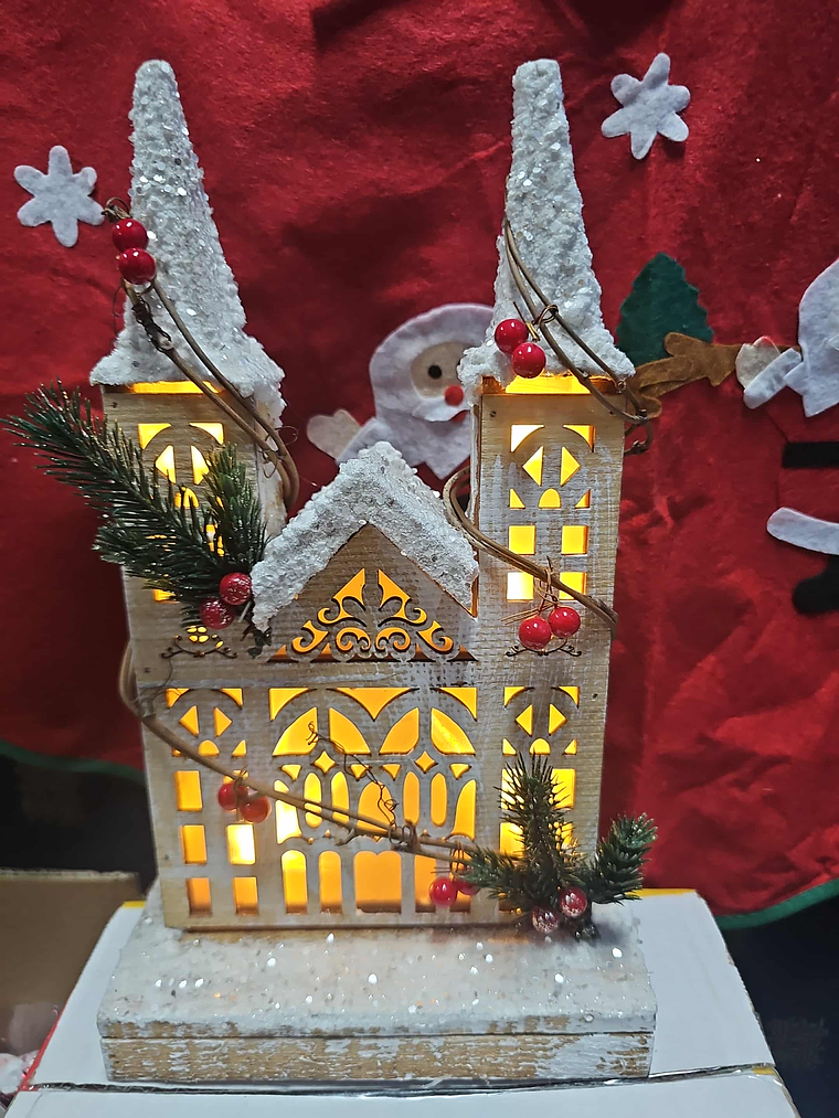 ⛪✨ Igrejinha de Natal Iluminada em Madeira  1