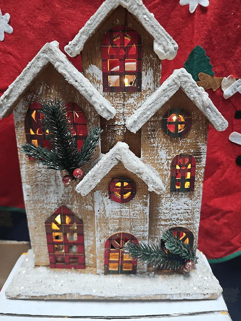 🏠✨ Casinha de Natal Iluminada em Madeira 🎄