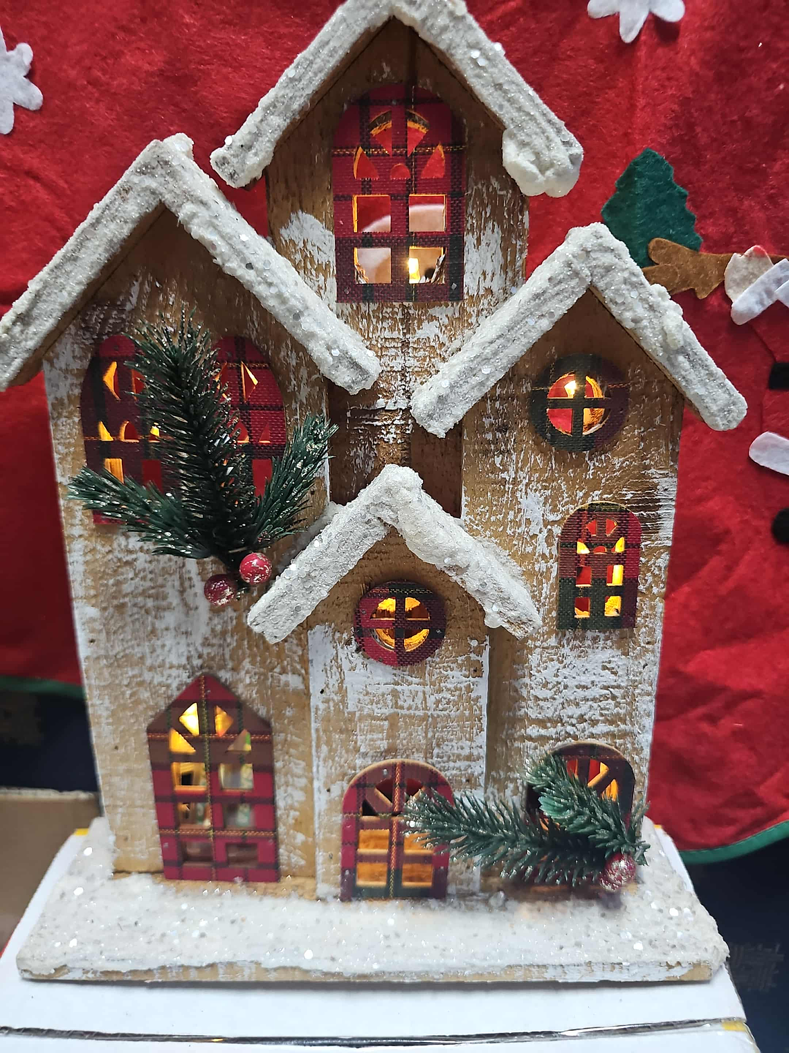 🏠✨ Casinha de Natal Iluminada em Madeira 🎄 1