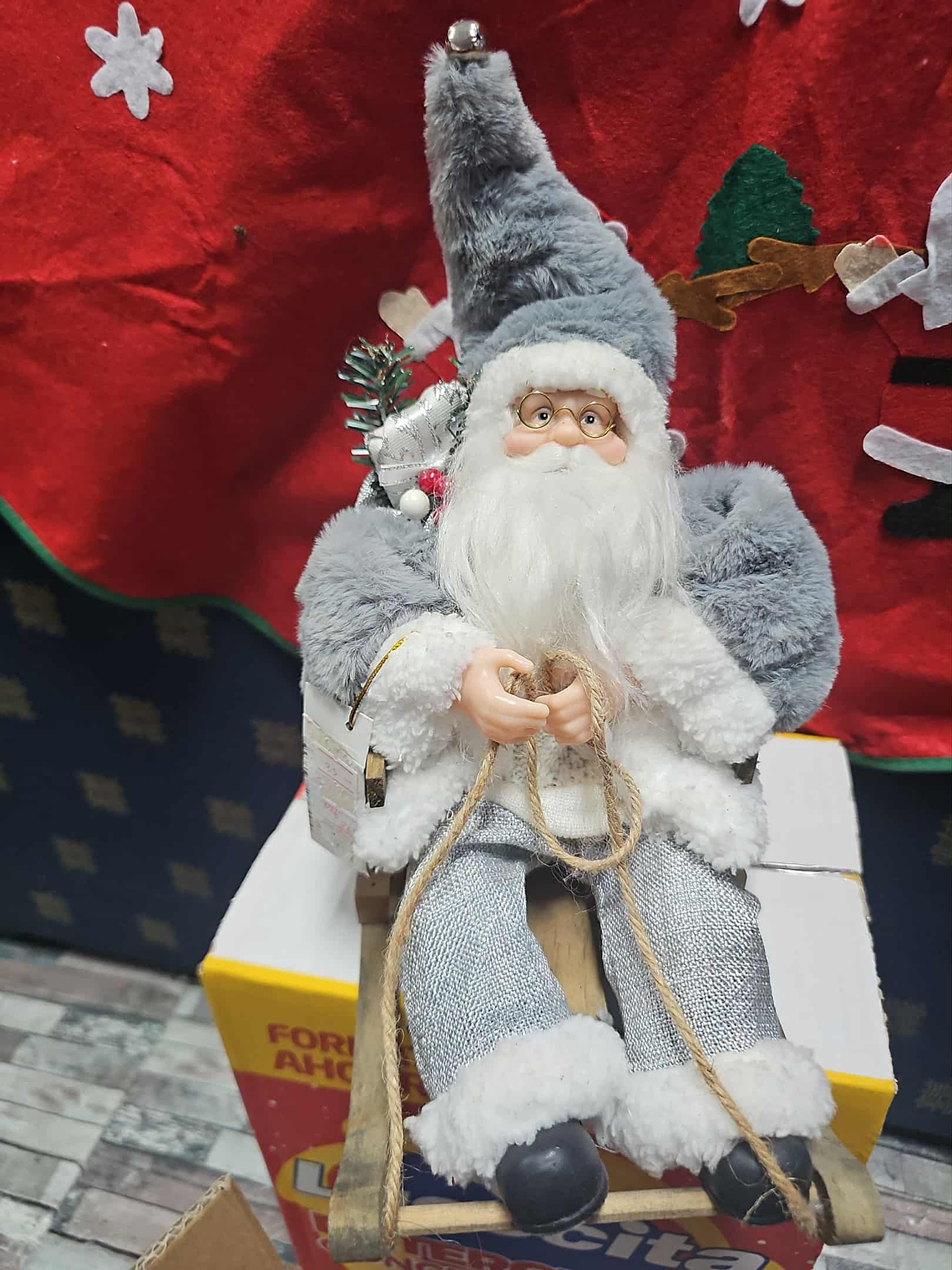 🎅 Pai Natal Cinzento no Trenó Decorativo ❄️ 2