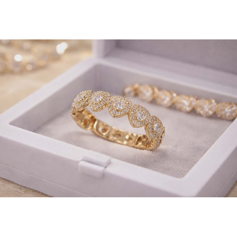 Anel Dourado com Zircônias Cravejadas – Modelo Luxo