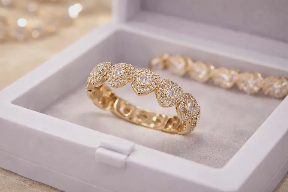 Anel Dourado com Zircônias Cravejadas – Modelo Luxo 1