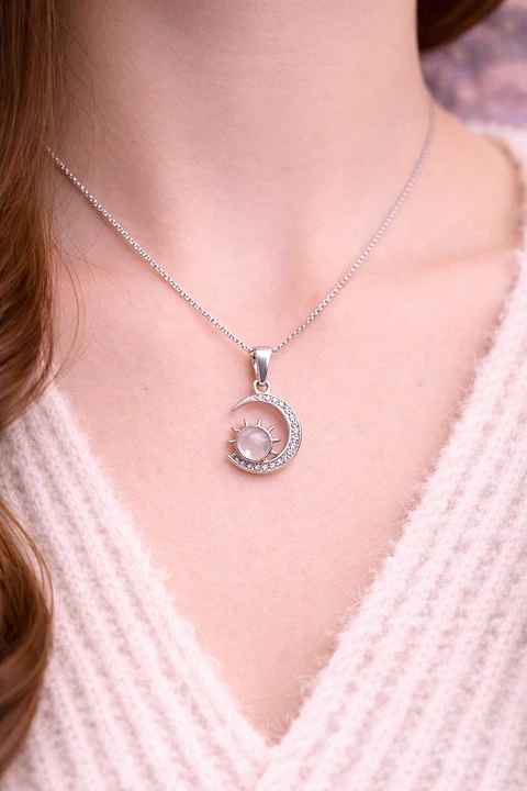  Colar Sol e Lua com Pedra Branca – Luz e Serenidade