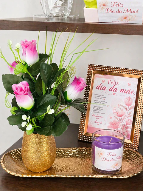 conjunto encantador com prato decorativo, arranjo floral e vela perfumad