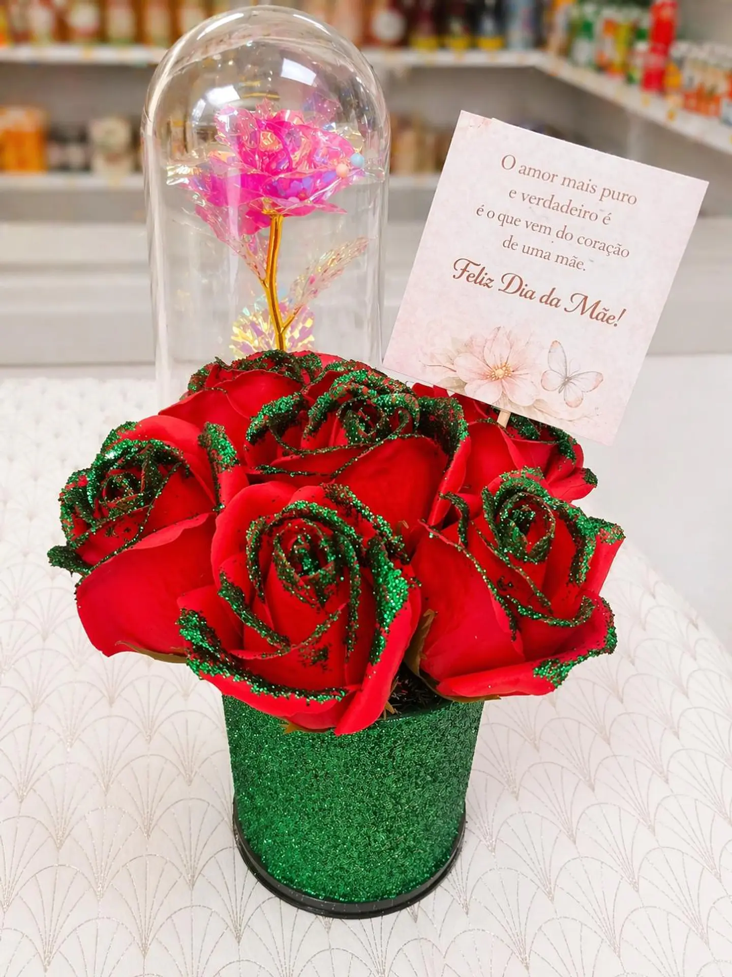 arranjo combina cores vibrantes e apaixonantes — verde, rosa e vermelho — criando um visual sofisticado e cheio de vida. 2