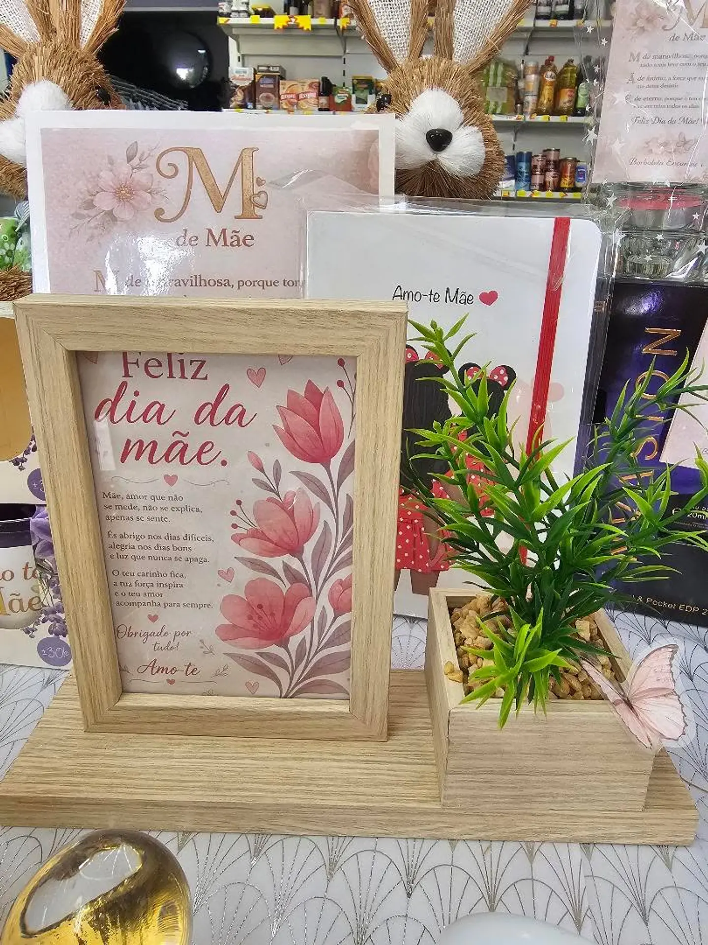 ✨ Moldura em madeira com mensagem emocionante 🌸 Ilustração floral suave e elegante 2