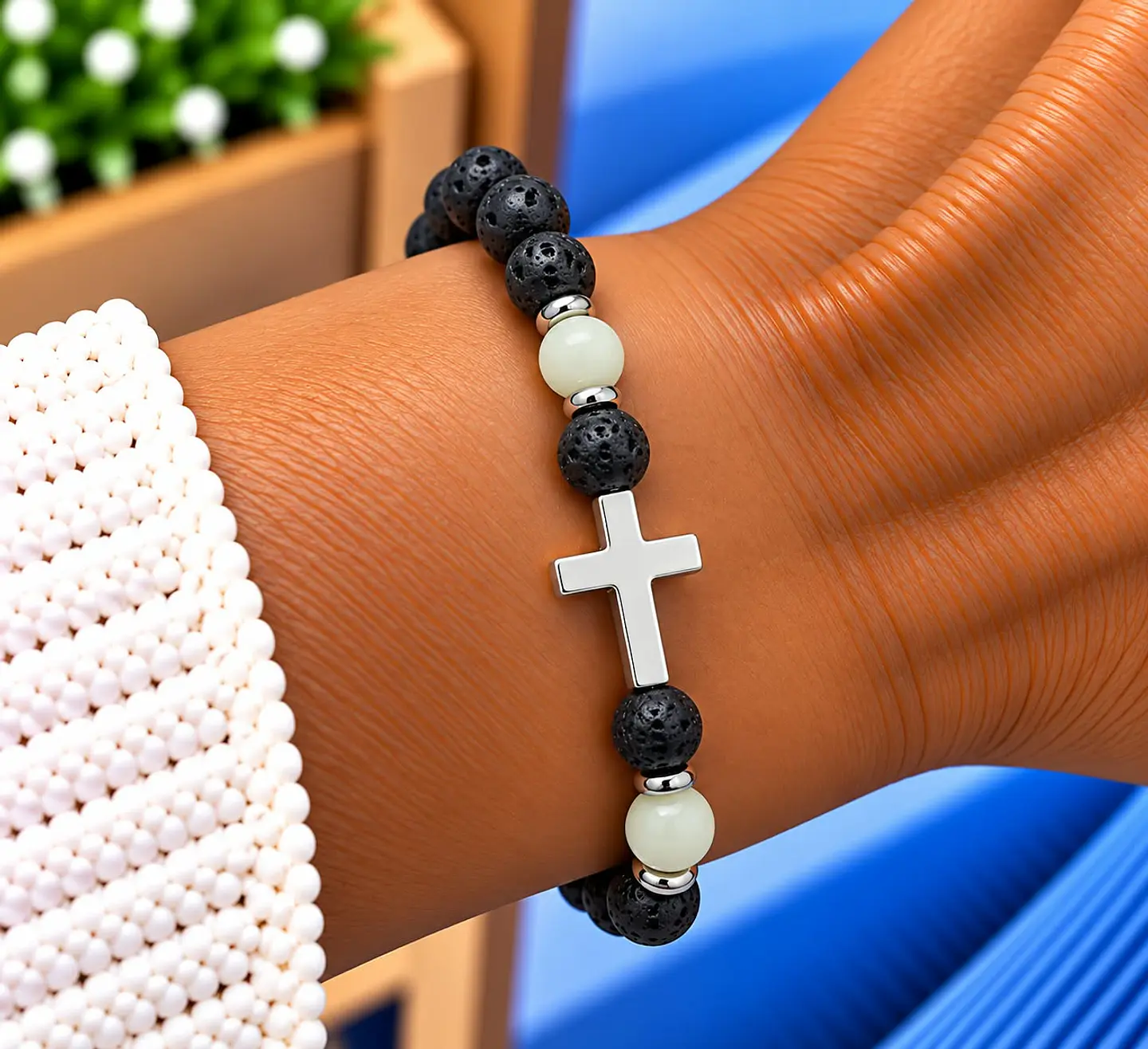🖤 Pulseira de Pedra Vulcânica com Cruz branca 1