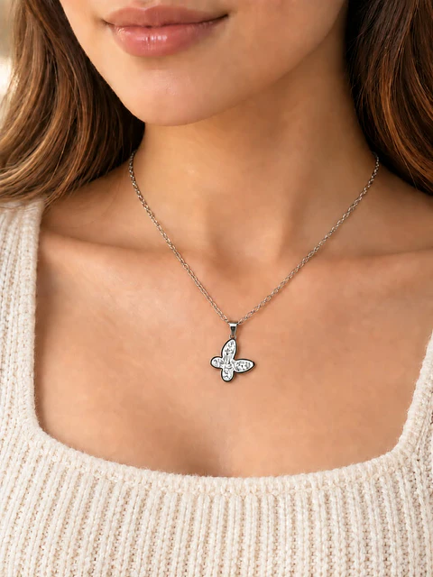 🦋 Colar prateado com um delicado pendente de borboleta