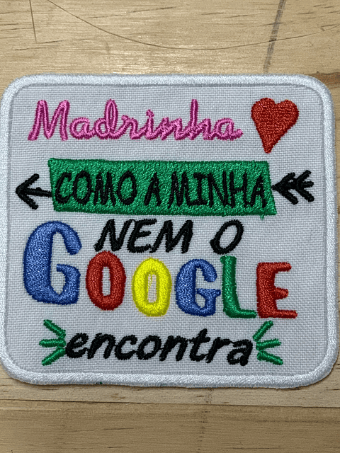 Emblema Bordado “Madrinha Como a Minha Nem o Google Encontra”