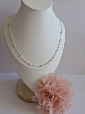 Cadena de plata con Esferas Pulidas – Diseño Atemporal