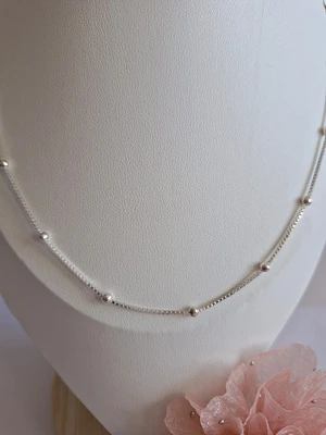 Cadena de plata con Esferas Pulidas – Diseño Atemporal