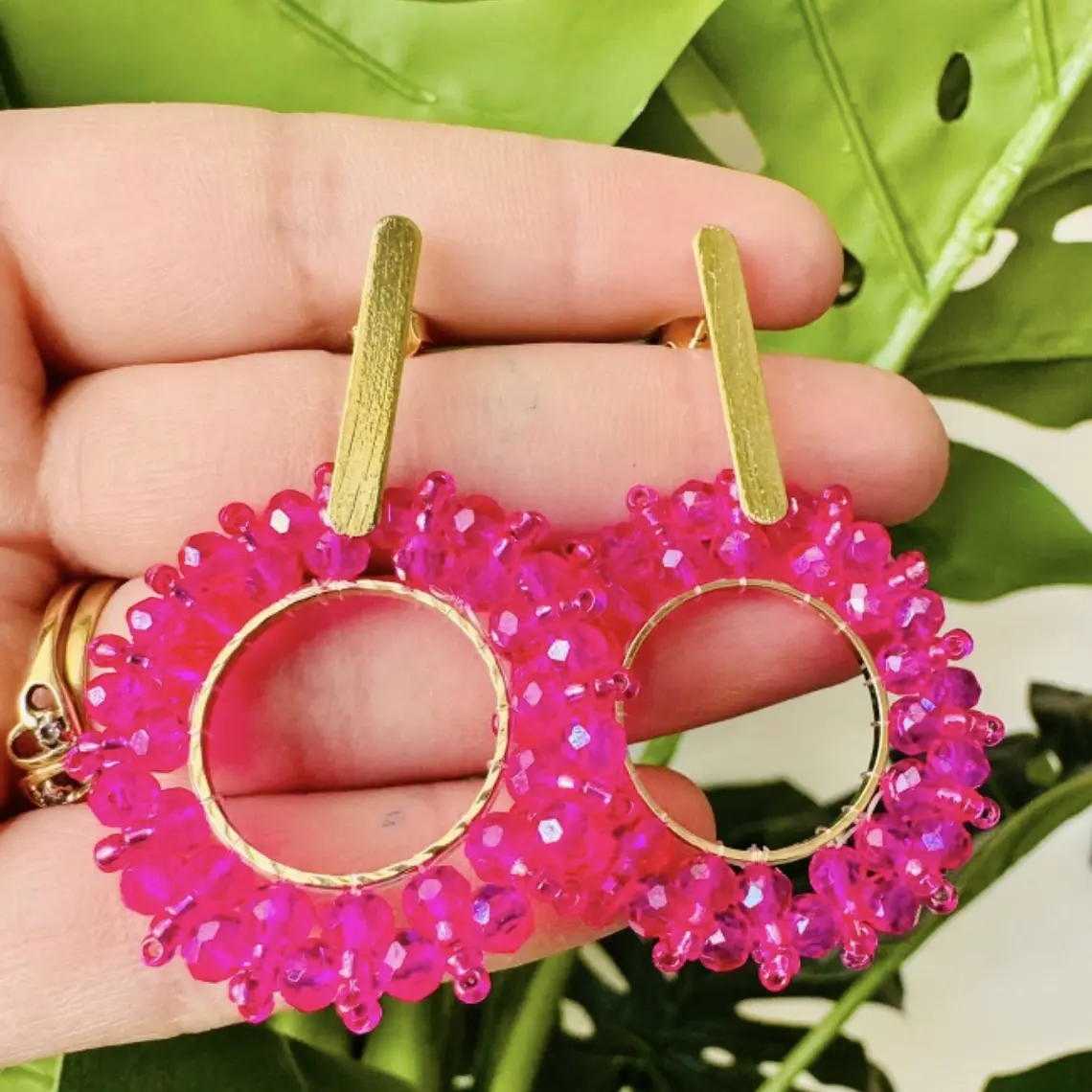 Aros baño de oro con flor en alambrismo y cristales color fucsia 1