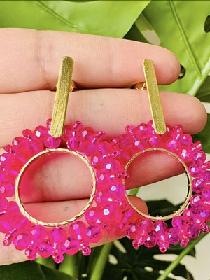 Aros baño de oro con flor en alambrismo y cristales color fucsia