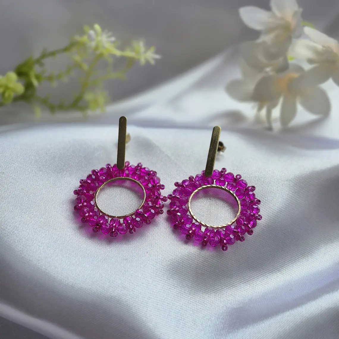 Aros baño de oro con flor en alambrismo y cristales color fucsia 2