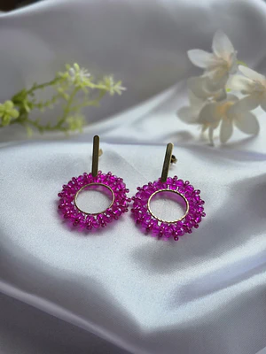 Aros baño de oro con flor en alambrismo y cristales color fucsia