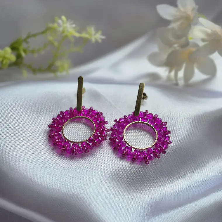 Aros baño de oro con flor en alambrismo y cristales color fucsia 2