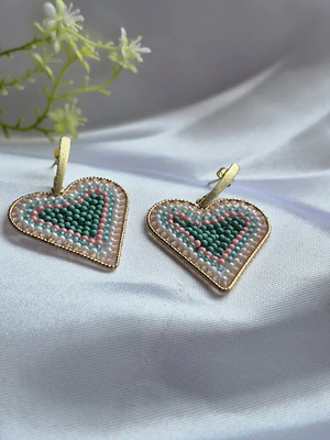 Aros corazón bordados con mostacillas y baño dorado