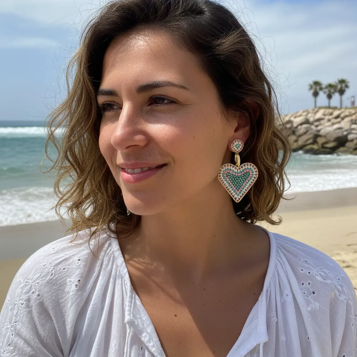 Aros corazón bordados con mostacillas y baño dorado 2