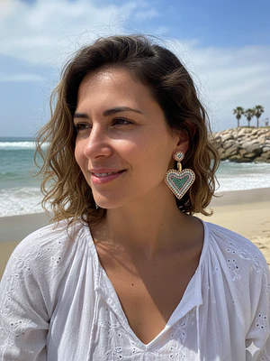 Aros corazón bordados con mostacillas y baño dorado