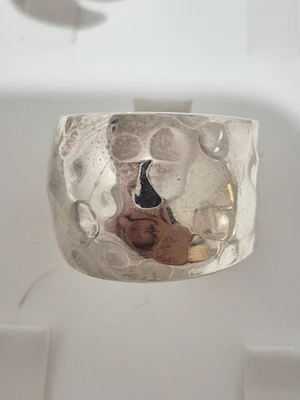 Anillo martillado redondo de plata 950