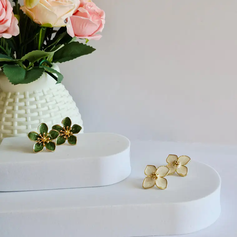 Aros flor color blanco de acero inoxidable  2