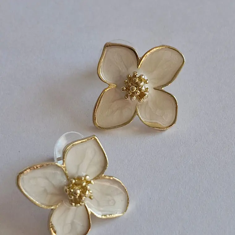 Aros flor color blanco de acero inoxidable  1