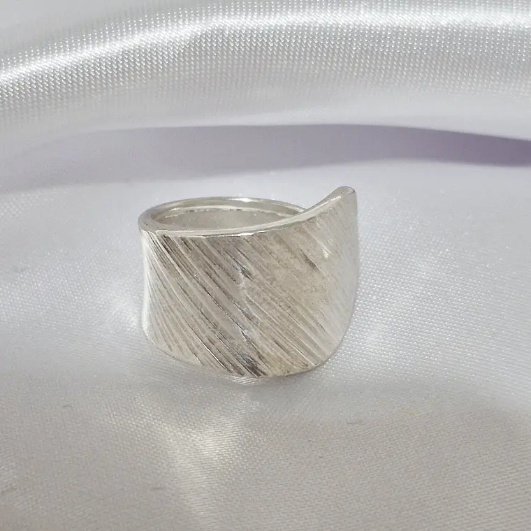 Anillo de plata 950 con diseño cat eye  1