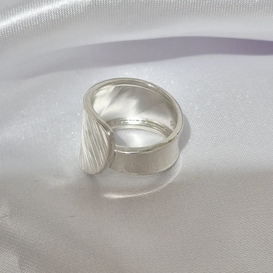 Anillo de plata 950 con diseño cat eye  2