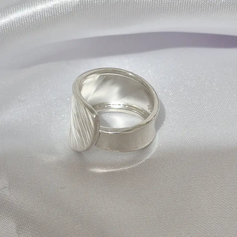 Anillo de plata 950 con diseño cat eye  2