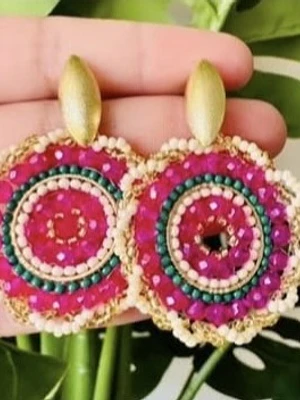 Aros en alambrismo bañado en oro y cristales 