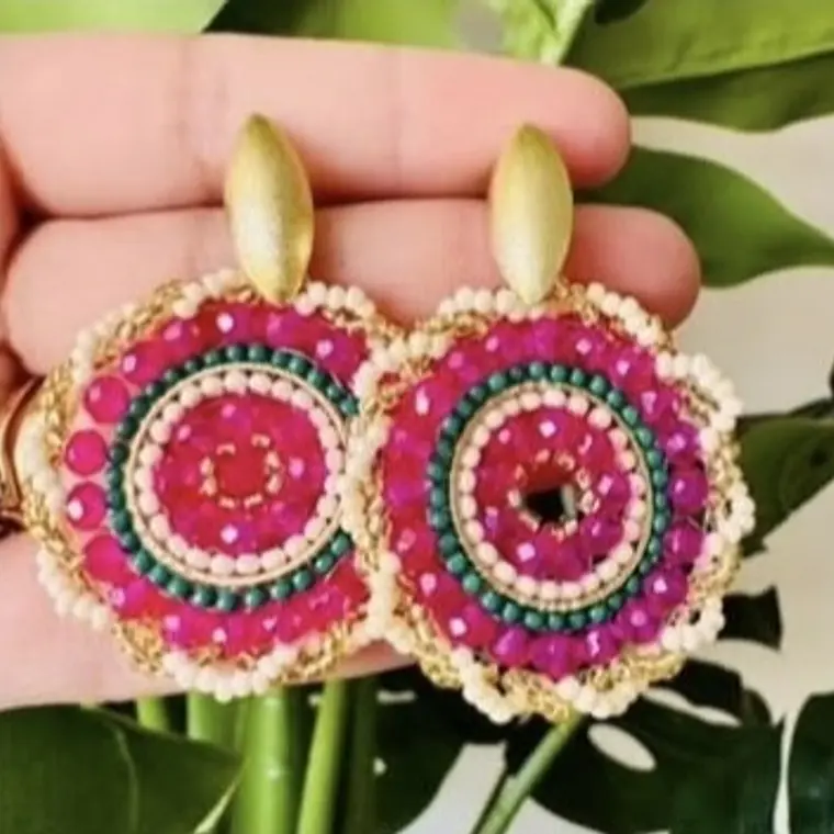 Aros en alambrismo bañado en oro y cristales  1