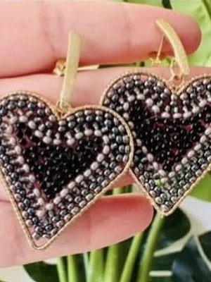 Aros corazón alambrismo bañado en oro & cristales negros