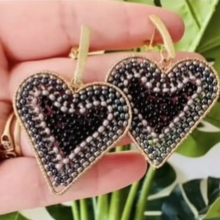 Aros corazón alambrismo bañado en oro & cristales negros 1