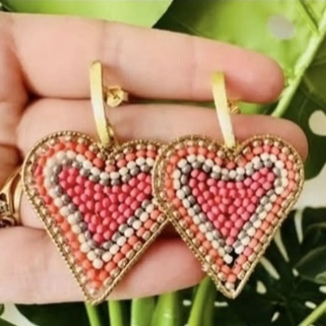 Aros corazón alambrismo bañado en oro & cristales naranjos  1