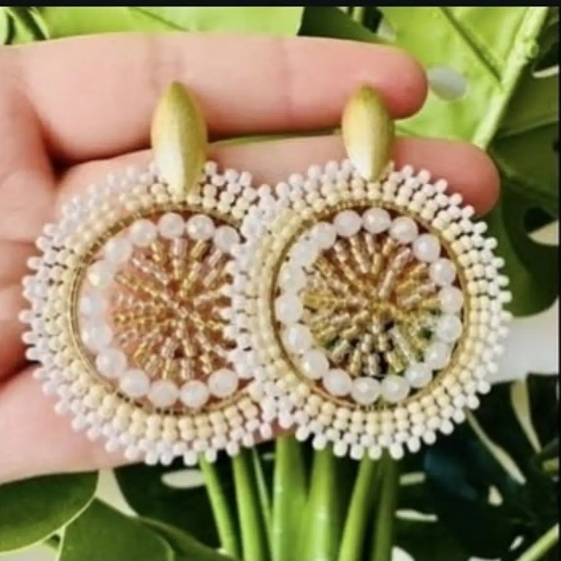 Aros en alambrismo bañado en oro y cristales blancos 1