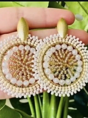 Aros en alambrismo bañado en oro y cristales blancos