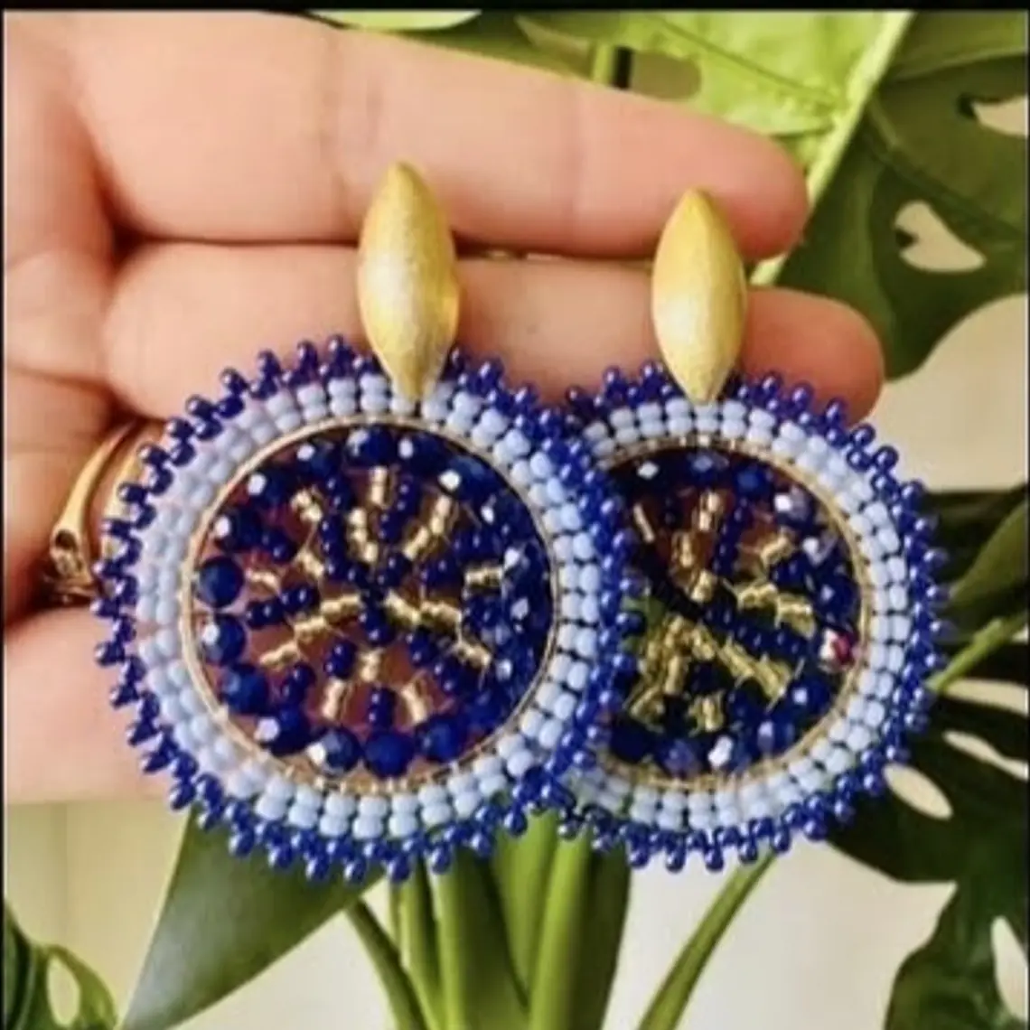 Aros en alambrismo bañado en oro y cristales  azules 1