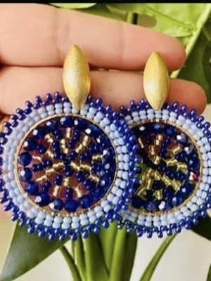 Aros en alambrismo bañado en oro y cristales  azules