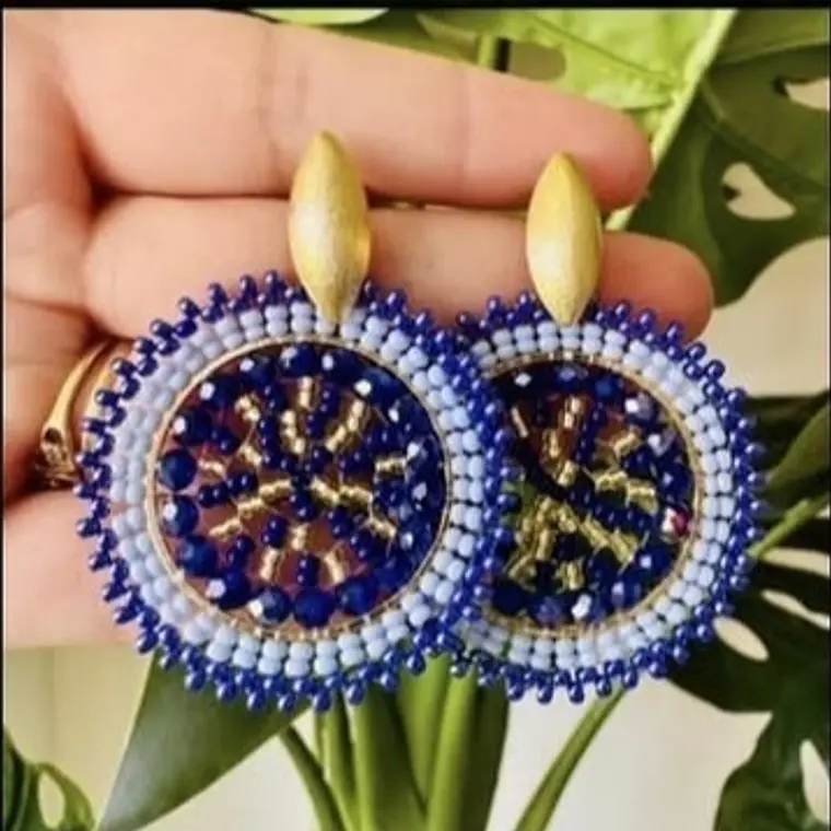 Aros en alambrismo bañado en oro y cristales  azules 1