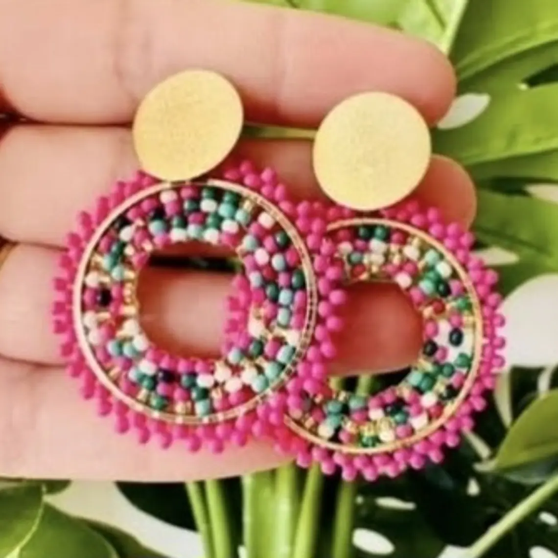 Aros en alambrismo bañado en oro y cristales varios colores  1