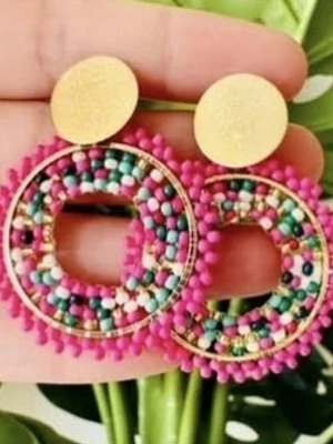 Aros en alambrismo bañado en oro y cristales varios colores 