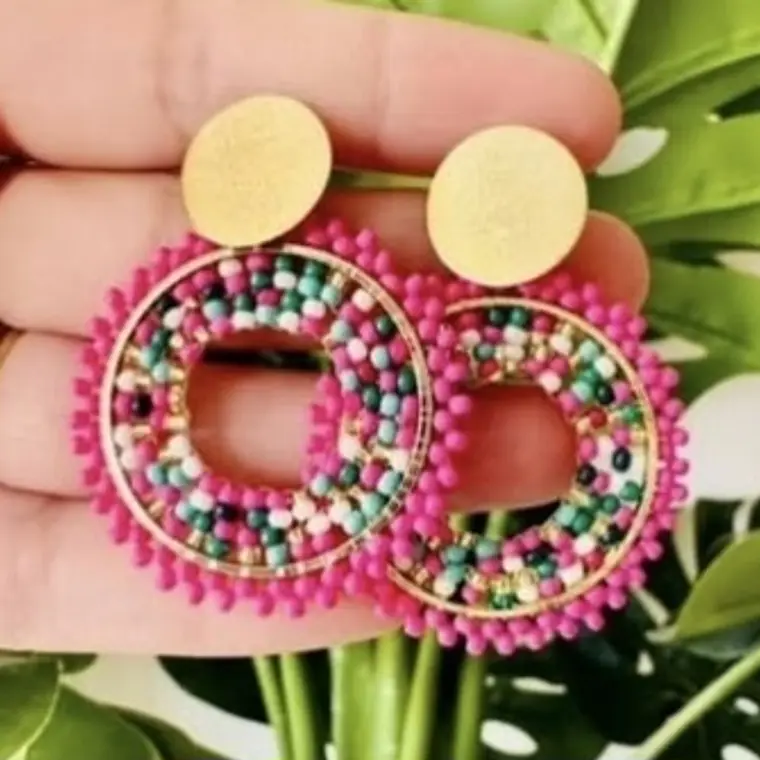 Aros en alambrismo bañado en oro y cristales varios colores  1