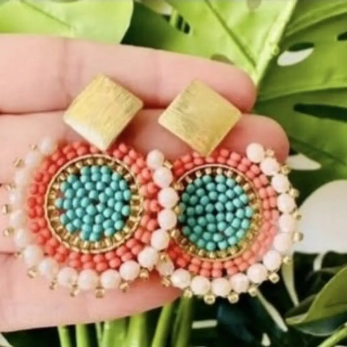 Aros en alambrismo bañado en oro y cristales centro naranjo 1