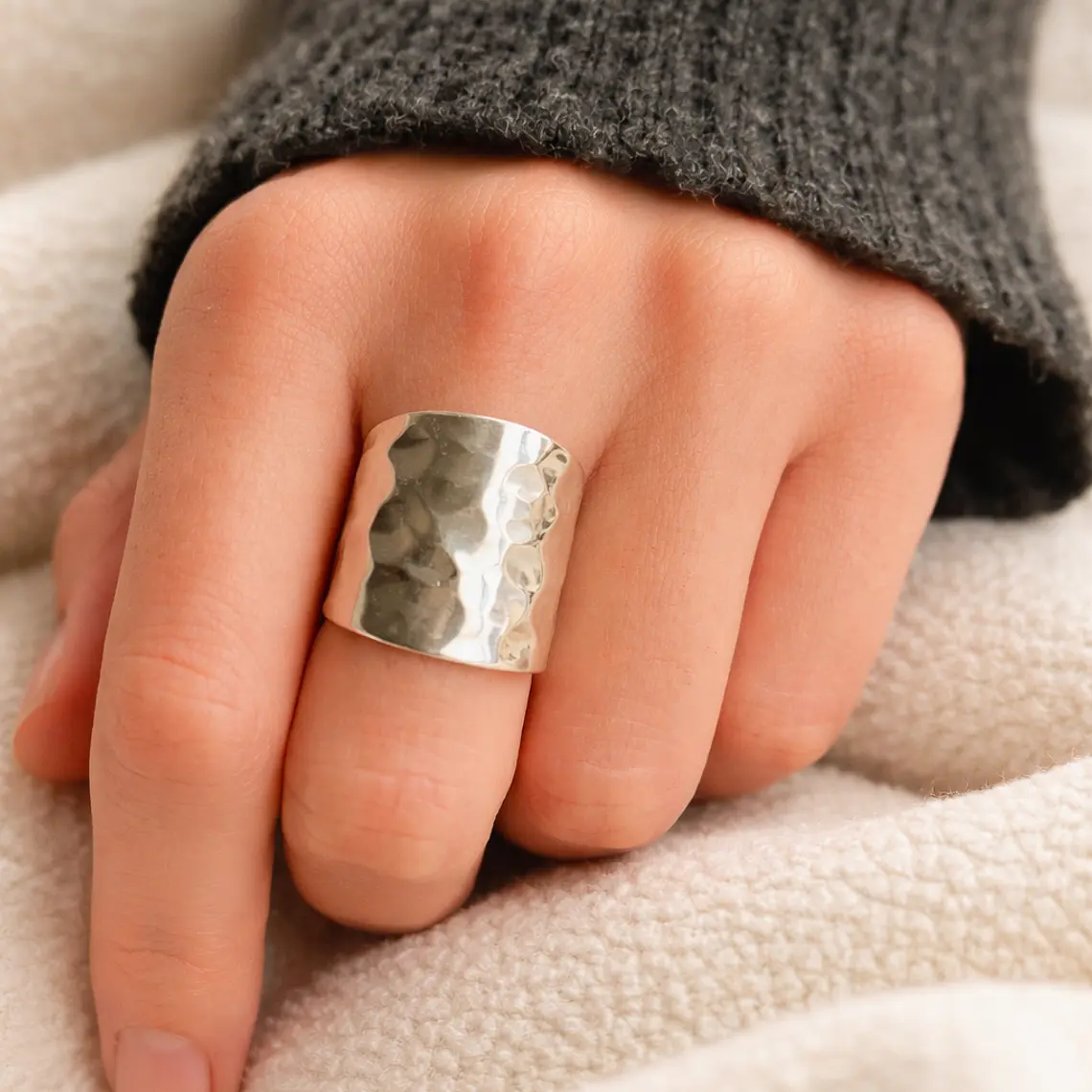 Anillo de plata 950 estilo repujado  2