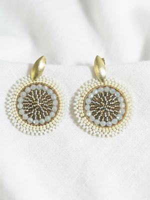 Aros circulares Alambrismo Bañado en Oro Mostacillas blancas